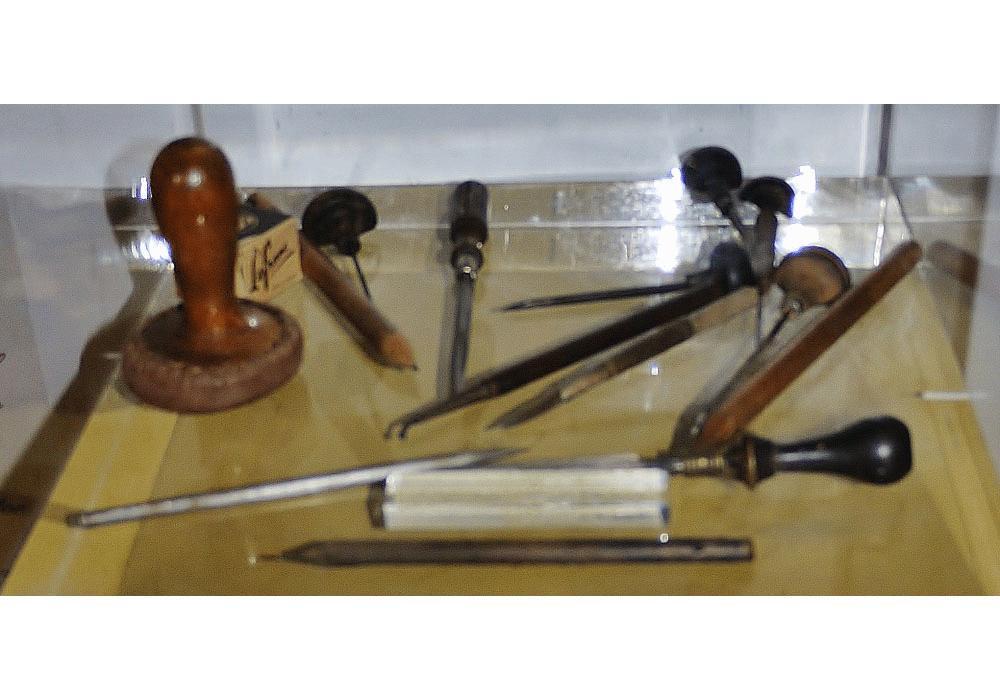 Utensilios para el grabado. Buriles, rascadores, puntas secas, ruleta, bruñidor, martillo y compás de separar