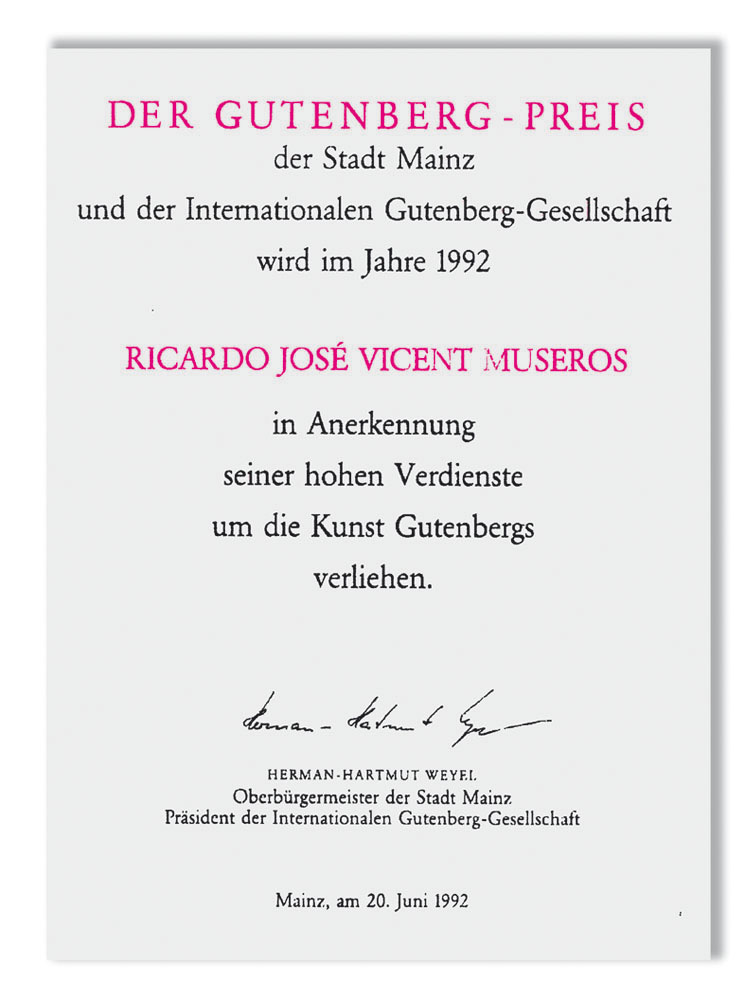 Premio Gutenberg 1992 otorgado a Ricardo J. Vicent. / Gutenberg Prize 1992 awarded to Ricardo J. Vicent.